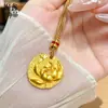 Nuevo colgante redondo antiguo de estilo chino tallado en oro con diseños de libélula y loto, un amuleto lujoso y elegante para la prosperidad y la paz