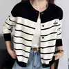 Cárdigan de Punto Bordado con Rayas de Contraste Coreano para Mujer 25 Otoño e Invierno Nuevo Suéter Holgado de Combinación de Colores con Cuello Redondo para Mujer