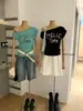 Wgwe9135 Ropa de Mujer Guangzhou Shisanxing Nuevo Estilo 2026 Top Camiseta de Manga Corta con Diseño Estampado de Hombro Descubierto y Cuello Diagonal Verano
