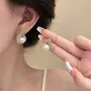 Brincos Folha de Bordo Novo Estilo para Mulheres Brincos Assimétricos de Pérola Nota Musical Design Totalmente Cravejado Luxo Leve High-End Versátil Brincos Venda por Atacado