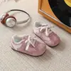 Sapatos para Meninas 2026 Primavera e Outono Novos Tênis Esportivos Infantis Cano Baixo Solado Macio Respirável Sapatos de Treino Alemães Sapatos para Caminhada de Meninos
