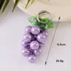 Lindo Llavero de Racimo de Uvas Frescas Acrílico Colgante de Fruta de Verano Llavero Encanto para Bolso Corazón Femenino