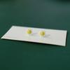 Pendientes de botón de cerámica populares estilo coreano para mujer, combinación fresca y versátil, pendientes pequeños para la semana, joyería, fuente de puesto callejero, nuevos