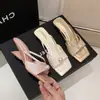 Pantuflas de Perlas de Sirena para Mujer Verano 2026 Estilo Nuevo con Falda Cuña Cuadrado Abierto Sandalias