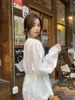 Foto real de una camisa retro de estilo coreano con cuello en V, adelgazante, entallada a la cintura, de manga larga con detalle de corbata, con un diseño francés simple, top para mujer 25092