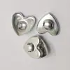 Suministro directo de fábrica de varios tamaños de botón de tela con forma de corazón, base de botón con forma de corazón, cara de aluminio con forma de corazón, base de goma con forma de corazón, base de aluminio con forma de corazón, venta al por mayor