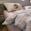 Nuevo conjunto de cuatro piezas de gasa con rayas de lujo ligero, estilo ins, puntada de triángulo simple, borde de concha, funda de edredón de algodón puro para dormitorio, juego de 3 piezas
