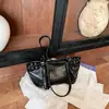 Bolsa Feminina Transfronteiriça Outono 2026: Luxo Leve, Minimalista, Grande Capacidade, Estilo para o Dia a Dia, Bolsa de Ombro Retrô, Bolsa Vintage para Motocicleta, Estilo Punk