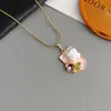 Collar Cruzado de Flor de Perla con Escudo de Nuevo Estilo Moda Versátil Cadena de Clavícula de Alta Gama Collar de Diseño de Nicho