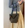 Bolso de mano de alta gama, elegante, para el día a día, nueva colección 2026, bolso de hombro ligero, bolso cruzado para mujer otoño/invierno, bolso tipo cubo