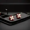 Brincos Vintage de Trevo de Quatro Folhas com Esmalte Vermelho e Pontos de Diamante, Exquisitos e Estilosos, Brincos Versáteis com um Toque de Luxo Leve e Sofisticação