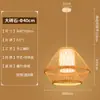 Sala de estar de villa, lustre com pé direito alto, escada de dois andares, apartamento tipo loft, sala de jantar com pé direito alto, escada estilo madeira, iluminação de arte em madeira