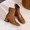 Botas brancas elásticas de corte justo para mulheres, nova coleção outono 2026, salto grosso, botas de moda de salto alto, botinhas estilo Chelsea com bico quadrado pequeno