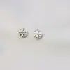 Pendientes redondos huecos exquisitos de la serie T doble brillantes simples para mujer diseño creativo de alto nivel pendientes compactos europeos y americanos