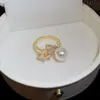Anillo de hoja plateado súper brillante con imitación de perla para mujer, diseño de nicho, lujo ligero, sensación de alta gama, anillo para el dedo índice, moderno y versátil