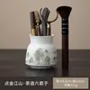 Porcelana blanca con detalles dorados, un juego de seis utensilios de té para la ceremonia del té china, que incluye un clip para té y un portalápices
