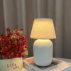 Luminária de mesa cerâmica minimalista nórdica, luminária de mesa moderna de luxo leve para sala de estar, quarto, cabeceira, luminária de mesa decorativa recarregável aconchegante, vermelha