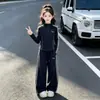 Elegante Conjunto de Dos Piezas para Niñas Pequeñas, Nuevo Estilo Primavera/Otoño, para Niños Medianos y Mayores, Sudadera con Cuello Alto y Pantalones de Pierna Ancha, Conjunto Casual Deportivo
