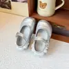 Sapatos Mary Jane de corte baixo para meninas sapatos pequenos de couro 2026 verão novo respirável infantil princesa sapatos simples sapatos de princesa