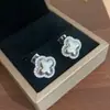 Nuevo producto transfronterizo: conjunto de trébol de cuatro hojas, collar de acero de titanio, aretes para mujer, diseño moderno y versátil, cadena para la clavícula, joyería de lujo ligero