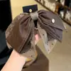 Pinza para el pelo de cuero marrón Maillard con lunares y lazo, estilo delicado y femenino, nueva pinza para el pelo de media coleta, muestra el volumen del cabello, versátil