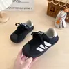Zapatos de concha con estampado de leopardo para niños, colección otoño 2026, zapatillas de estilo nuevo para niños, de cuero genuino moderno, zapatillas de entrenamiento ligeras alemanas para niñas, estilo coreano