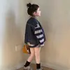 Ropa Infantil Estilo Coreano Conjunto de Primavera para Niños y Niñas, Chaqueta de Mezclilla Casual a la Moda, Chaleco, Camiseta de Manga Larga a Rayas, Pantalones Cortos Conjunto de Tres Piezas
