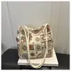 Bolso de hombro estilo nuevo Verano 2026, bolso de tela bordada elegante y de alta gama, moderno y versátil, bolso tote de axila de nicho y elegante