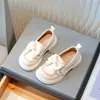 Sapatos de Couro com Laço para Meninas 2026 Primavera Novo Sapatos de Princesa com Solado Macio Sapatos Baixos de Estilo Britânico para Crianças Maiores Moda