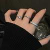 Anillo liso de metal con circonita para mujer, diseño de nicho de lujo ligero, anillo de dedo de alta gama con diseño de comida, anillo simple de viento frío.