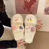 Chinelos fofos de uma tira para outono e inverno, chinelos florais de pelúcia, novos chinelos femininos peludos baixos para uso doméstico, 2026, adequados para uso externo e decoração