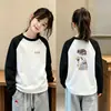 Camiseta térmica de manga larga con estampado de dibujos animados para niños, cálida y cómoda, top casual versátil para niñas, adecuado para otoño e invierno