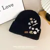 Gorro dulce de diseño para mujer estilo coreano con botones que hace que la cara se vea más pequeña, gorro de punto cálido para otoño e invierno