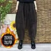 Pantalones de otoño e invierno para mujeres de mediana edad, forrados de polar, engrosados, elegantes, holgados, modernos, versátiles, casuales, pantalones harén largos para mujer, transfronterizos