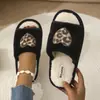 Chinelos peludos em formato de coração com estampa de leopardo para mulheres para comércio exterior transfronteiriço, novos sapatos peludos da moda de bico aberto em formato de coração para uso interno e externo