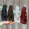 Chuyuji Sandálias de dedo com salto plataforma retrô francês de bolinhas para mulheres, calçado de verão para uso externo, novo modelo 2026, sapatos para praia de férias, chinelos de dedo
