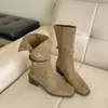 Botas de salto médio, botins, estilo novo, efeito emagrecedor, estilo western, outono/inverno, detalhe de fivela, botas estilo Dr. Martens, bico redondo, design retrô, couro, 2026