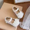 Sapatos infantis de couro estilo coreano, novo estilo primavera e outono 2026, sapatos de princesa com borboleta de strass para meninas, sapatos de salto único de cristal da moda para meninas