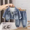 Terno Masculino Primavera e Outono 2026 Novas Roupas de Outono Roupas de Bebê Roupas Infantis Corda de Saco de Cobertura Jeans Conjunto de Três Peças Tendência