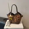 Bolso de Hombro de Gran Capacidad de Moda con Diseño de Nicho para Mujer 2025 Nuevo Otoño Bolso Bandolera de Alta Gama para el Trabajo Bolso Cubo