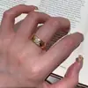 Anillo de Nicho de Forma Romboide Modelo Nuevo de Gama Alta con Diamantes para Mujer, Anillos de Dedo Índice de Pareja de Oro Rosa Sin Diamantes CNC con Ranuras