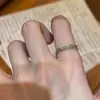 Anillo Delgado Hueco con Diseño de Nicho Simple Apilable para Mujer 2026 Nueva Moda Sensación de Alta Gama Banda para Dedo Índice