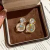 Brincos de Pérola Redonda Branca Transparente Frescos e Doces em Cores de Doce para Mulheres, Brincos Modernos e Elegantes, Pequenos e Delicados, Brincos de Alta Qualidade
