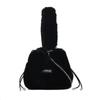 Bolso de peluche de diseño de nicho 2024, nuevo bolso de mujer para otoño e invierno, bandolera de hombro, bolso de cubo peludo