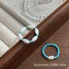 Chen Mo Diseño de Nicho de Personalidad Perla de Mariposa Blanca Natural Anillo Elástico con Perlas de Pino Verde Sintético Anillo Europeo y Americano para Mujer