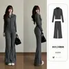 Conjunto esportivo cinza slim fit para mulheres, jaqueta listrada com gola alta, estilo coreano de outono, vibe old money, discreto e sofisticado, conjunto completo
