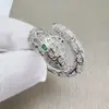 Anel de cobra da moda incrustado com zircônia diamante completo olhos verdes anel de cobra de zircônia aberto de personalidade simples anel de decoração