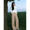 Calça cáqui, look profissional de outono, calça casual feminina de corte reto, calça comprida, estilo old-money, sofisticada e elegante, um look completo