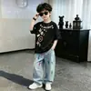 2026 Novo Design Americano Grande para Crianças Gola Redonda Manga Curta Conjunto Jeans Verão Solto Versátil Fashion