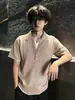 Camisa Polo de Malha Manga Curta Gola V Falsa Duas Peças Estilo Americano para Homens, Estilo Old Money de Verão, Caimento Normal nos Ombros, Camiseta de Manga Meia-Manga com Toque de Luxo